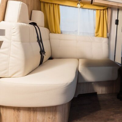 Wohnmobil Eura Mobil Integra Line (Version 2) / Maßangefertigter Rücksitzbezug (4-teilig +2 Kopfstützen)
